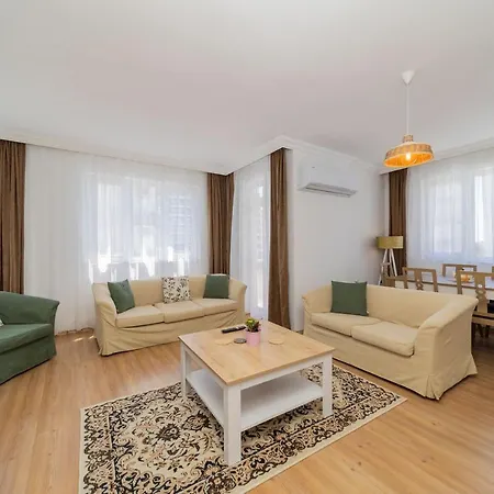 Riverside Flat Close To Beach With Shared Pool