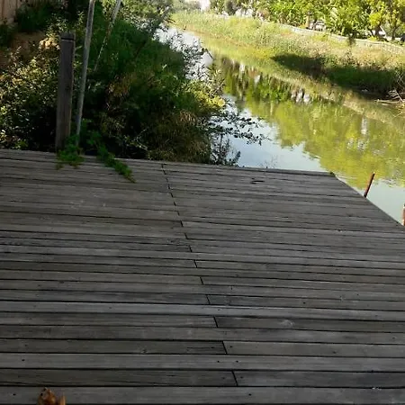 Riverside Flat Close To Beach With Shared Pool