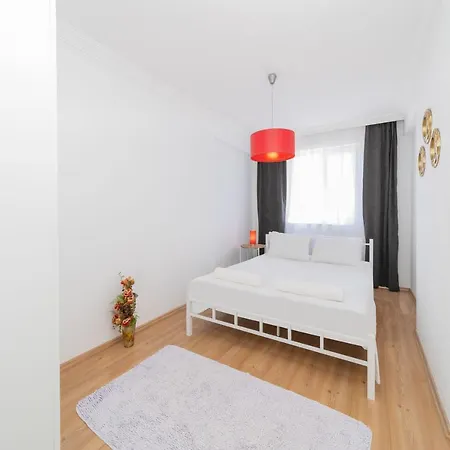 Riverside Flat Close To Beach With Shared Pool