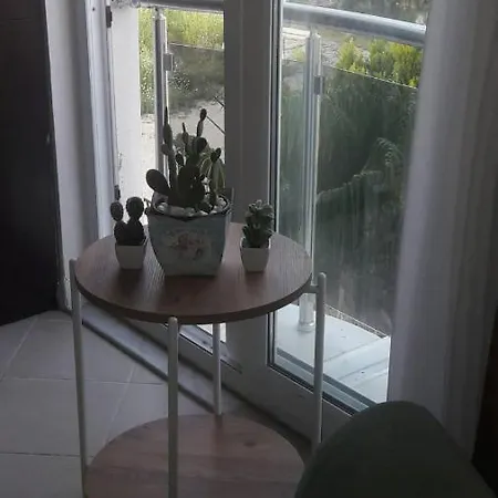 Apartment Riverside Flat Close To Beach With Shared Pool